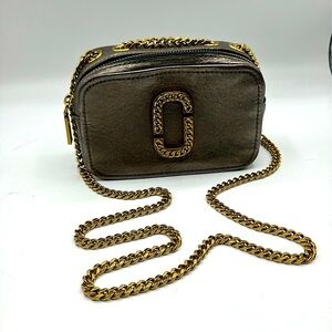 Marc Jacobs “The Snapshot” crossbody bag in metallic leather with gold chain